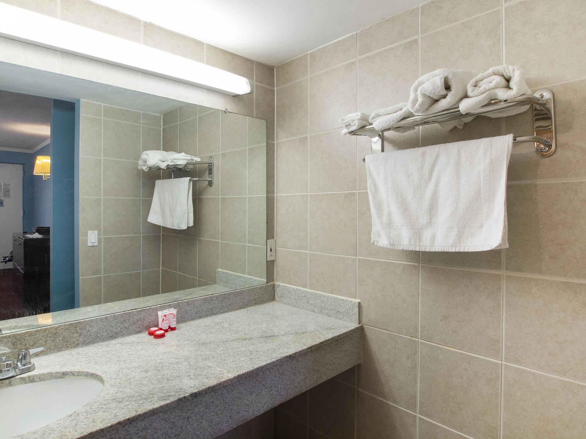 Oyo Hotel Edison Nj Route 1 外观 照片